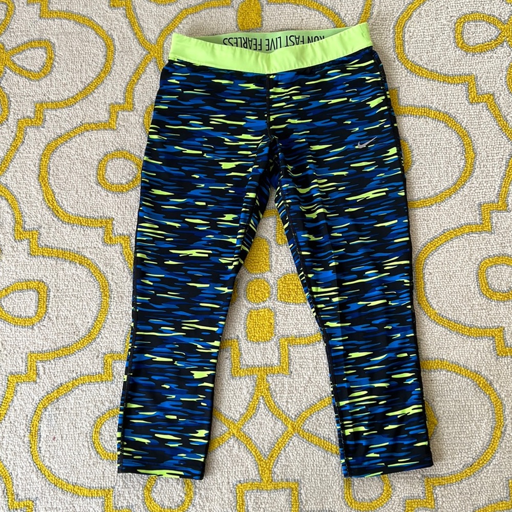 Like new! NIKE Capri Leggings. Sz L